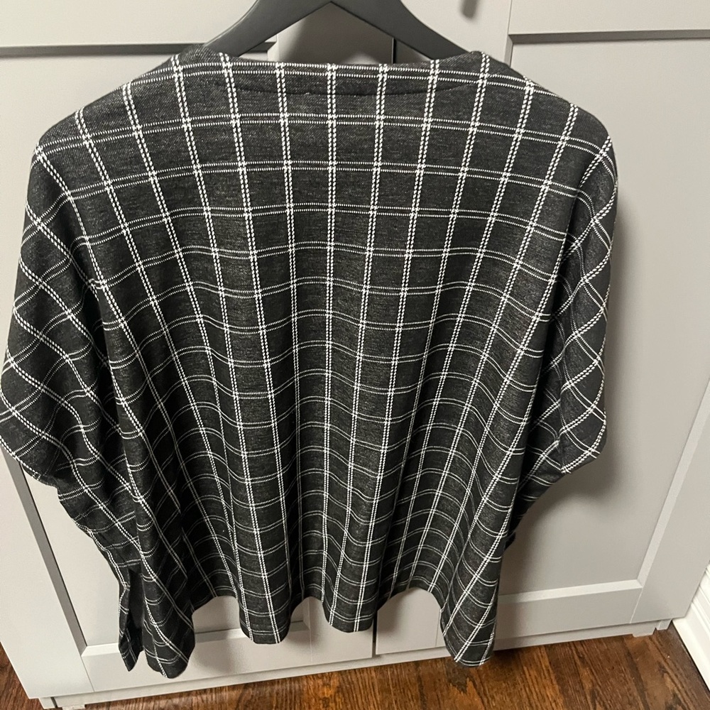 Van Heusen poncho! Comfy fit! Wear it with a belt or just the comfy style!